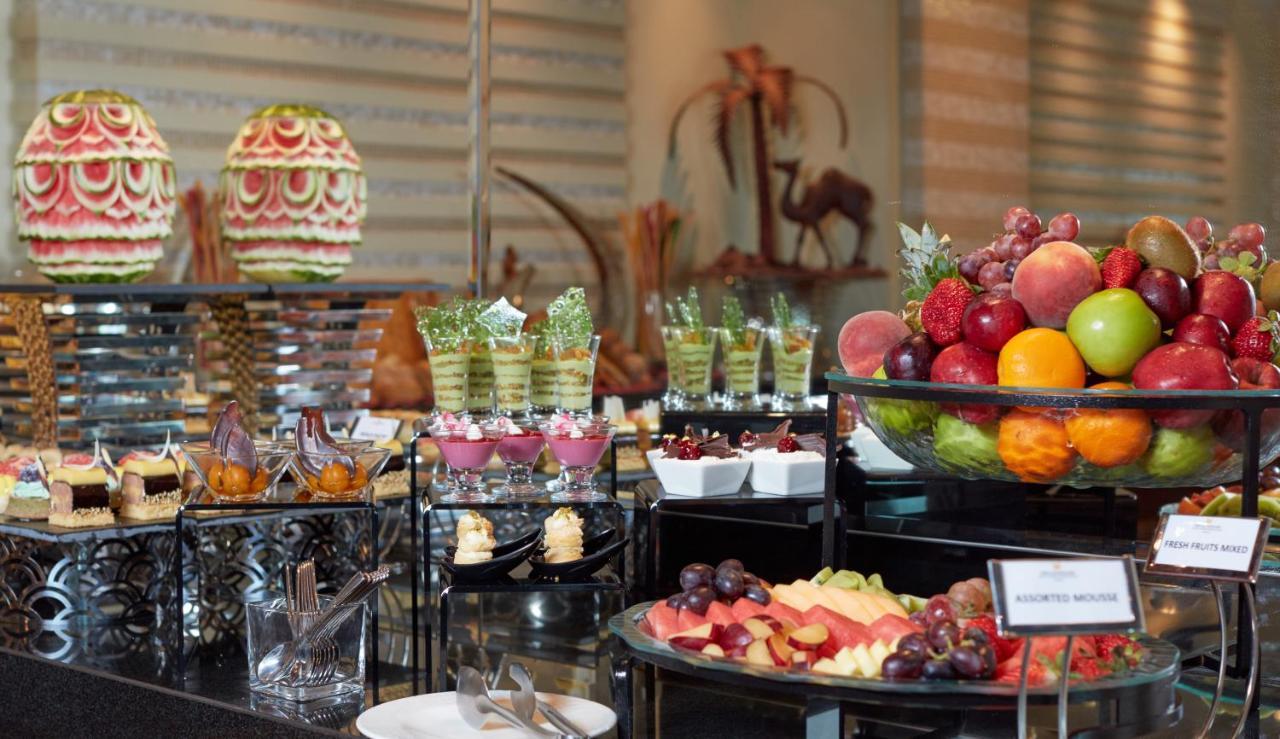 فندق ومركز مؤتمرات ميلينيوم الكويت المظهر الخارجي الصورة A dessert buffet