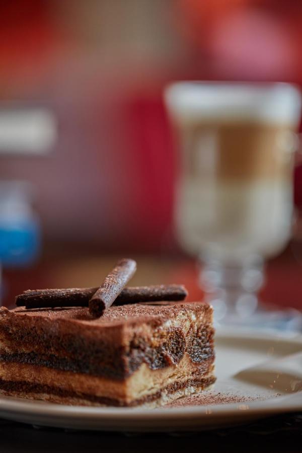 فندق ومركز مؤتمرات ميلينيوم الكويت المظهر الخارجي الصورة Chocolate and beer