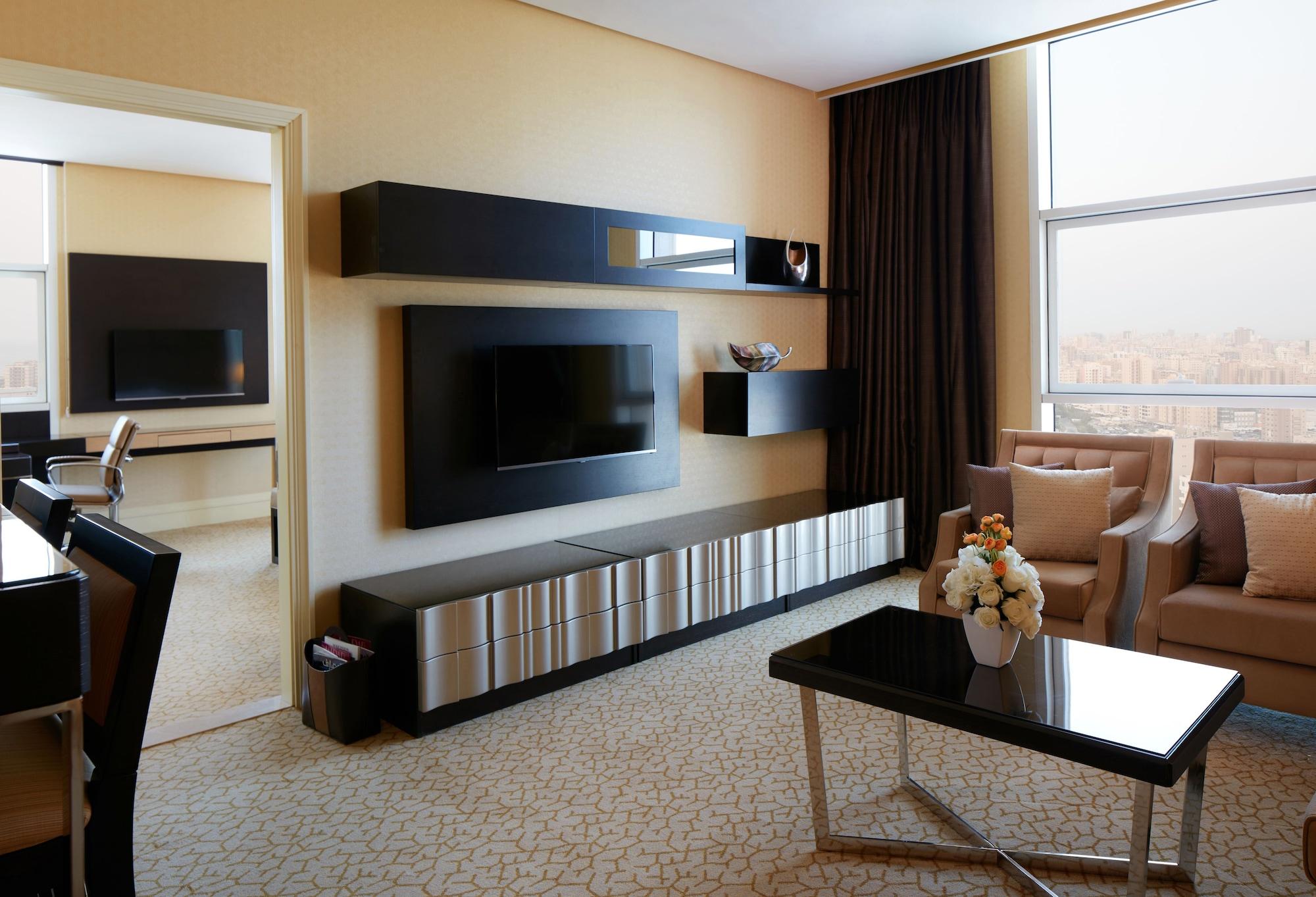 فندق ومركز مؤتمرات ميلينيوم الكويت المظهر الخارجي الصورة A living room with a television