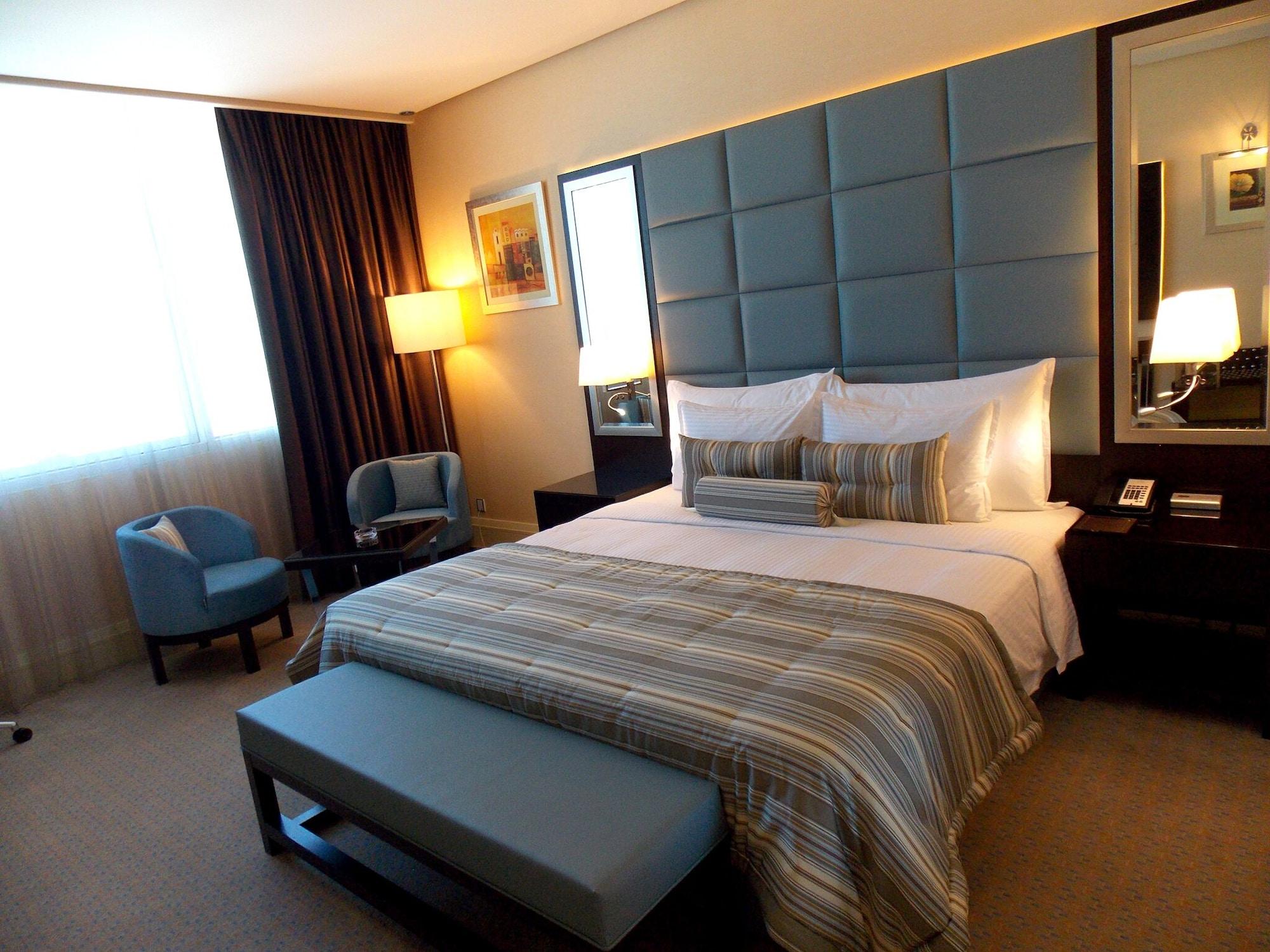 فندق ومركز مؤتمرات ميلينيوم الكويت المظهر الخارجي الصورة A room at the hotel