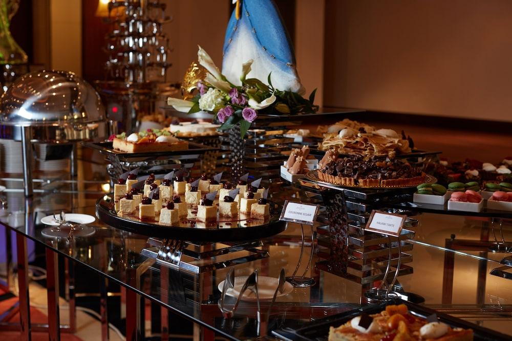 فندق ومركز مؤتمرات ميلينيوم الكويت المظهر الخارجي الصورة A dessert buffet