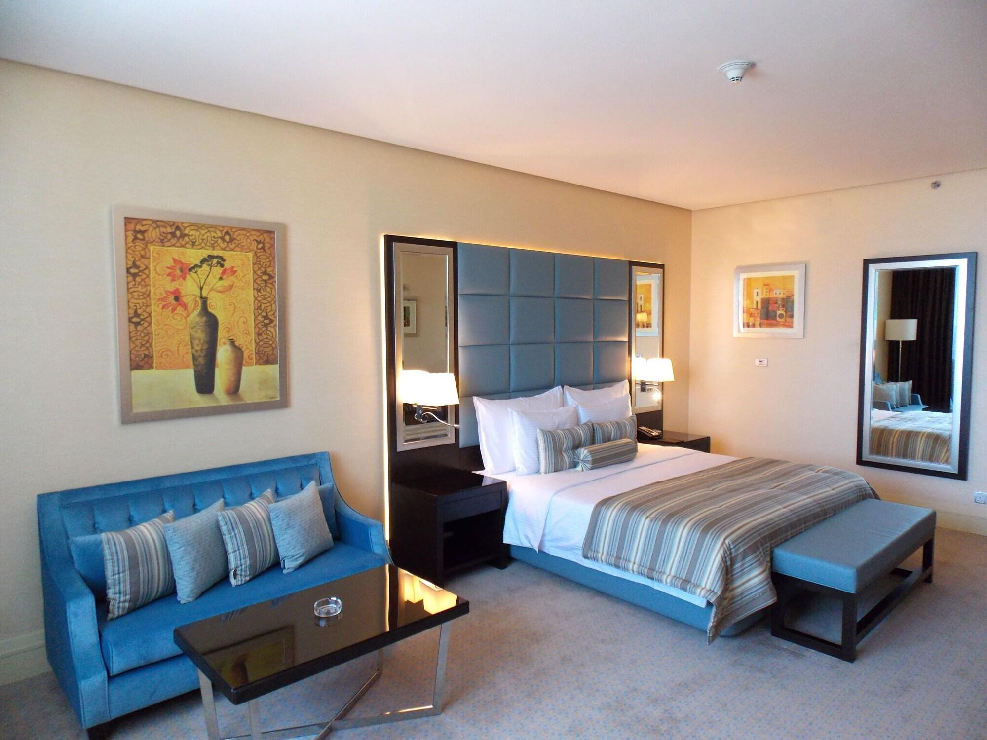 فندق ومركز مؤتمرات ميلينيوم الكويت المظهر الخارجي الصورة A bedroom at the hotel