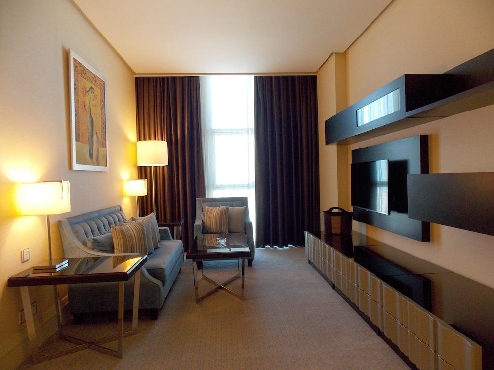 فندق ومركز مؤتمرات ميلينيوم الكويت المظهر الخارجي الصورة A living room in a suite at the Ritz-Carlton, Dubai