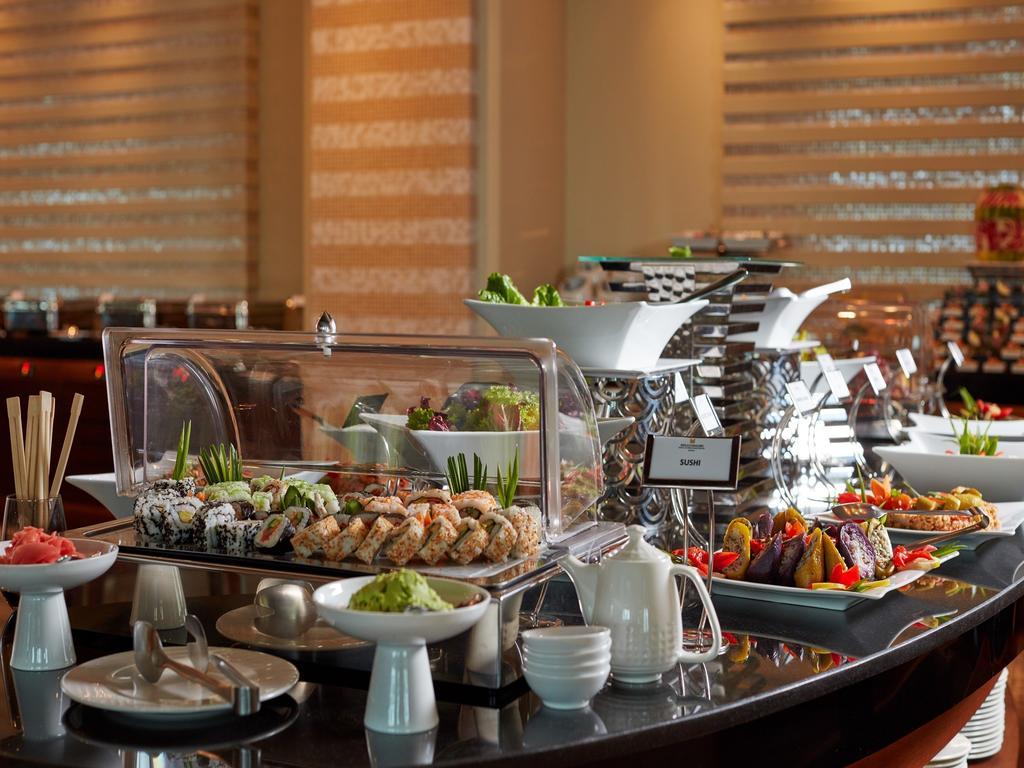 فندق ومركز مؤتمرات ميلينيوم الكويت المظهر الخارجي الصورة A buffet at a hotel