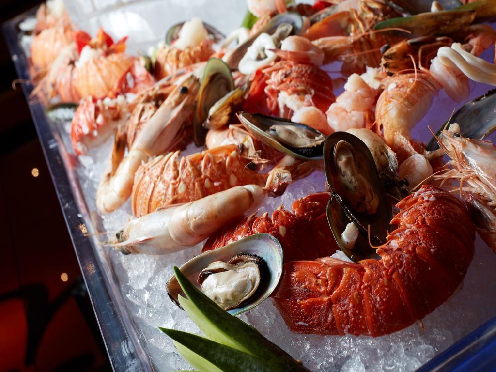 فندق ومركز مؤتمرات ميلينيوم الكويت المظهر الخارجي الصورة Seafood on ice