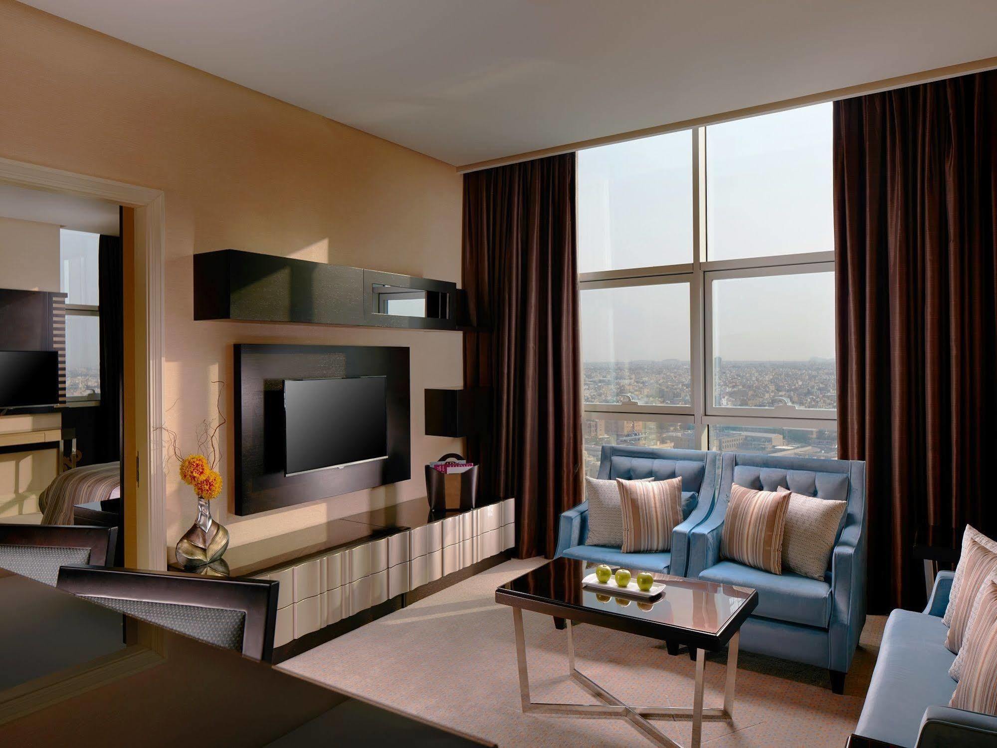 فندق ومركز مؤتمرات ميلينيوم الكويت المظهر الخارجي الصورة A living room at the hotel