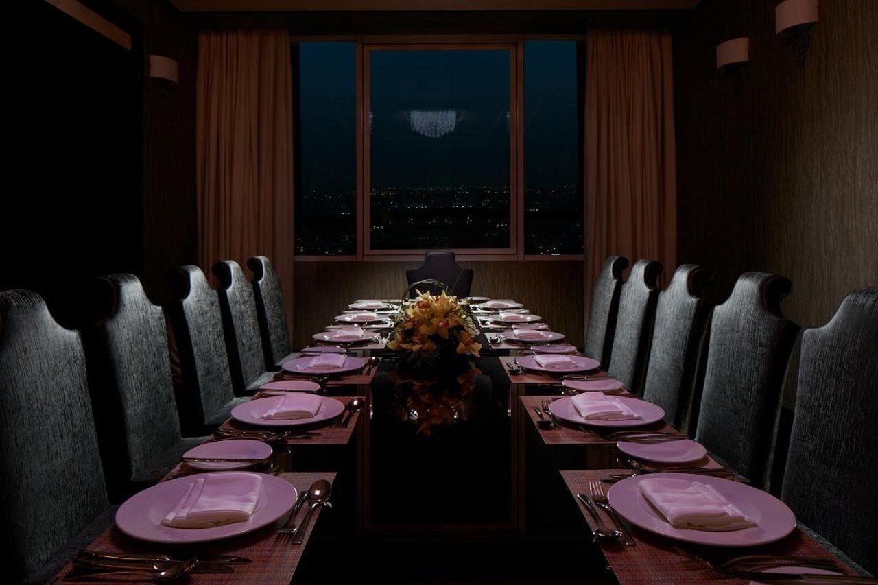 فندق ومركز مؤتمرات ميلينيوم الكويت المظهر الخارجي الصورة A private dining room at the restaurant