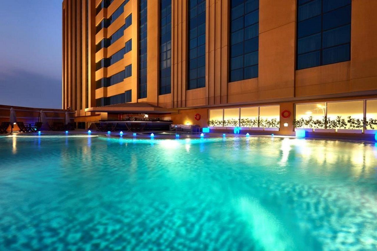 فندق ومركز مؤتمرات ميلينيوم الكويت المظهر الخارجي الصورة The pool at the hotel